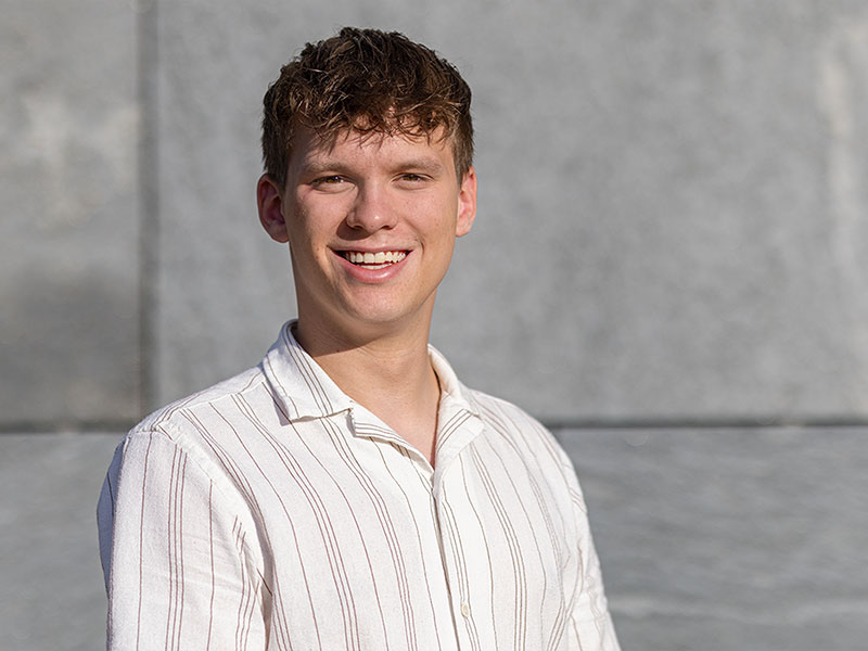 Person in einem Hemd vor einer schönen Wand