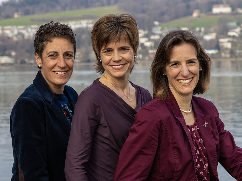 drei Personen vor einem Hafen