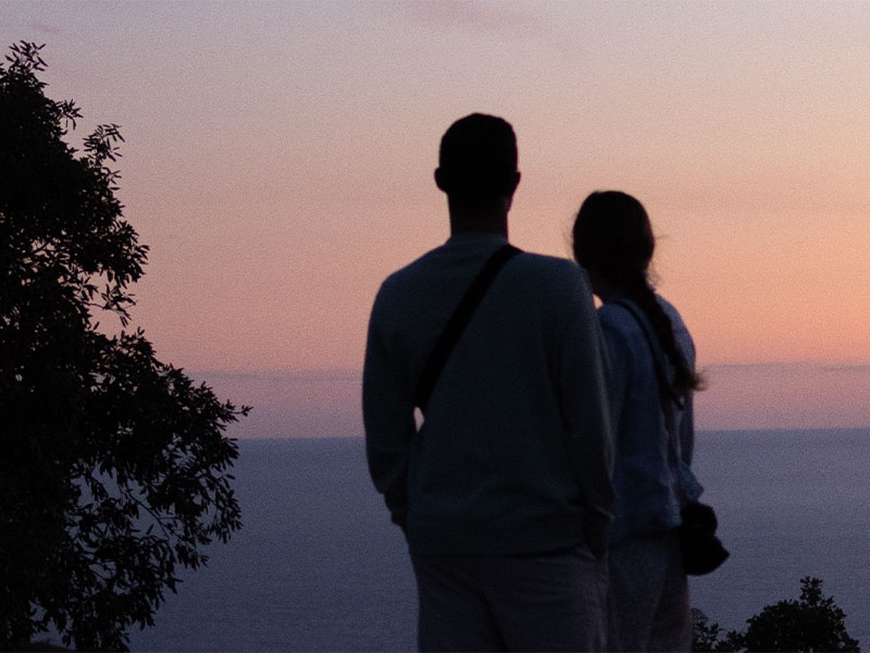 Ein paar vor schönem Sonnenuntergang