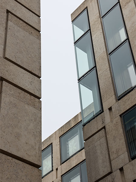 Mehrere Gebäude von unten fotografiert