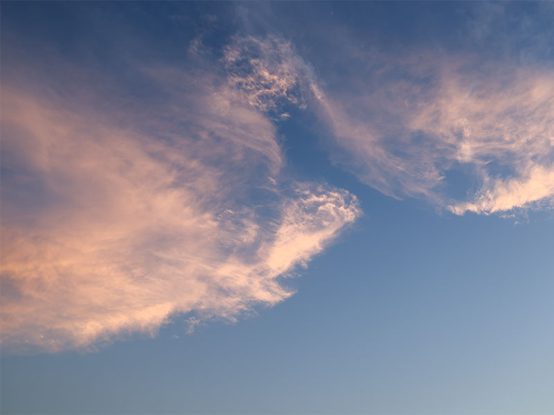 Himmel mit lila Wolken