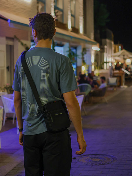 Person von hinten lauft durch eine Promenade