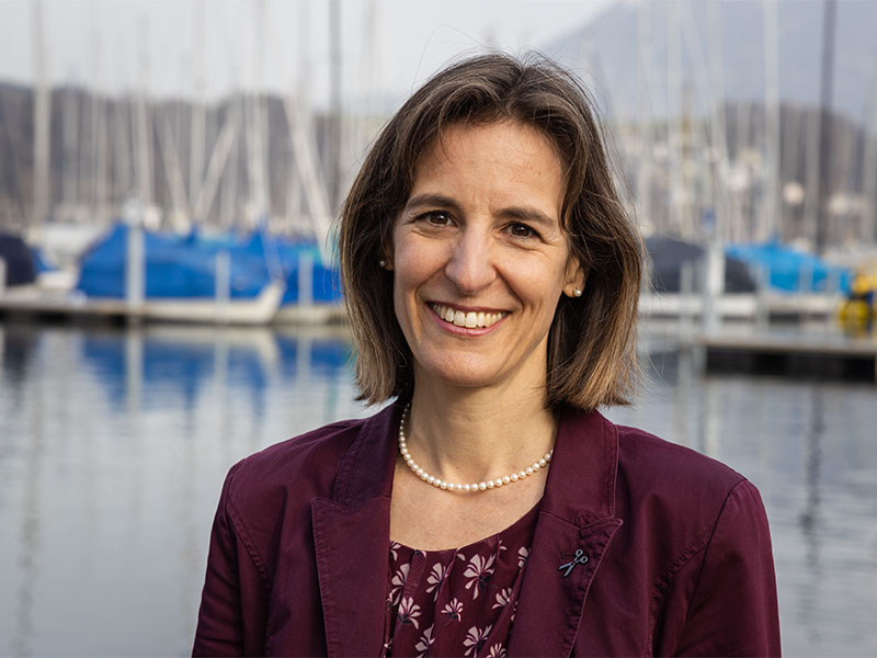 Portrait vor einem Hafen mit Schiffen im Hintergrund