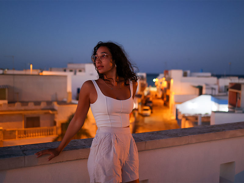 Ein Potrait vor einer Stadt voller Lichter