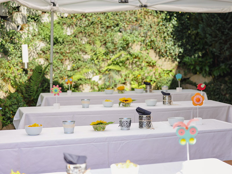 Tische mit Tischset nebeneinander aufgestellt