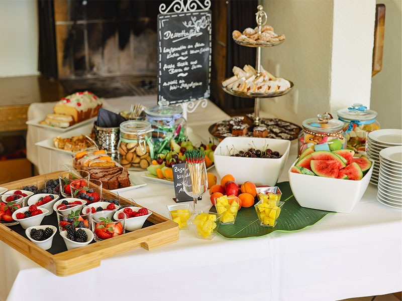 Ein Tisch, bedeckt von Dessert