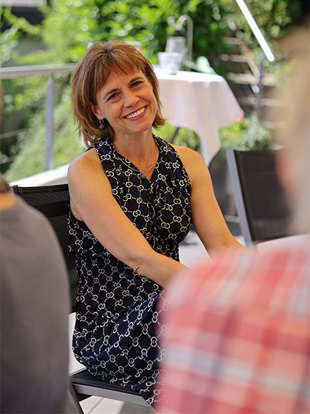 Portraitfoto von einer Person an einem Event