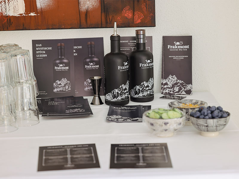 Schöne Gin Flaschen auf einem bedeckten Tisch