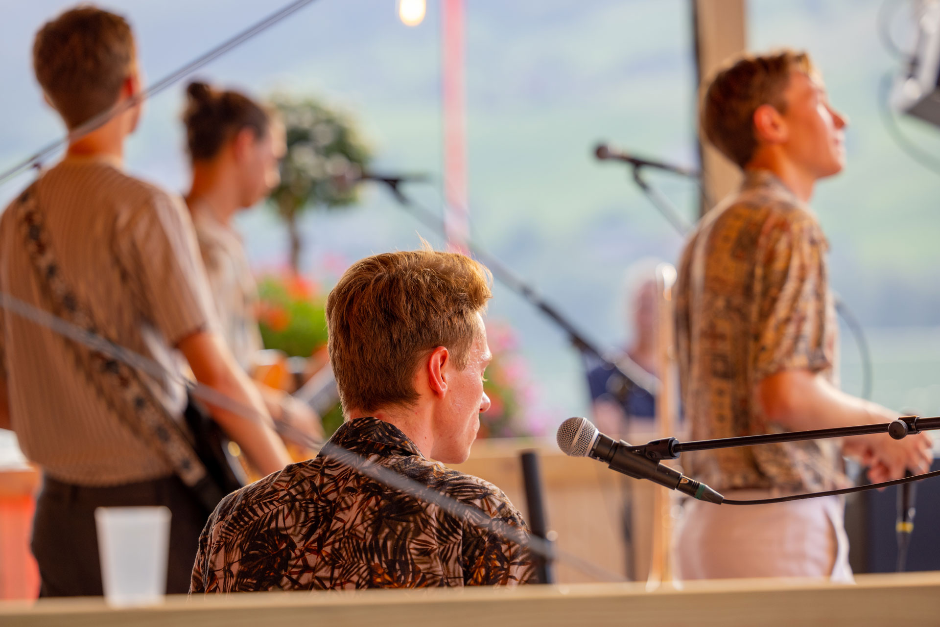 Vierköpfige Band von hinten fotografiert